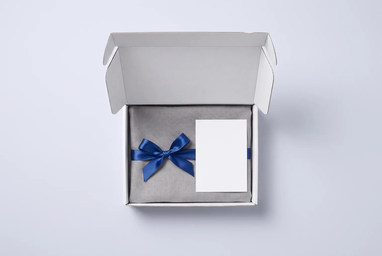 Escena conceptual de una caja abierta con una prenda lista para revisión