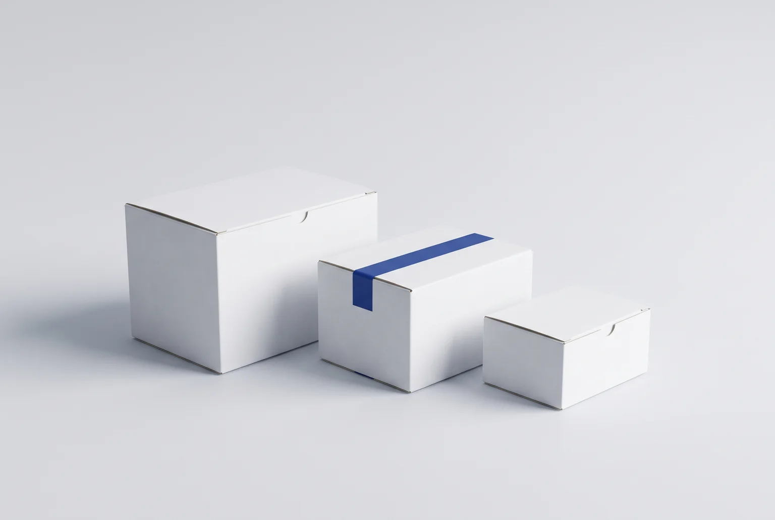 Composición conceptual de paquetes blancos con un precinto azul